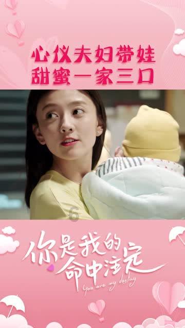 沙滩游玩的女孩们